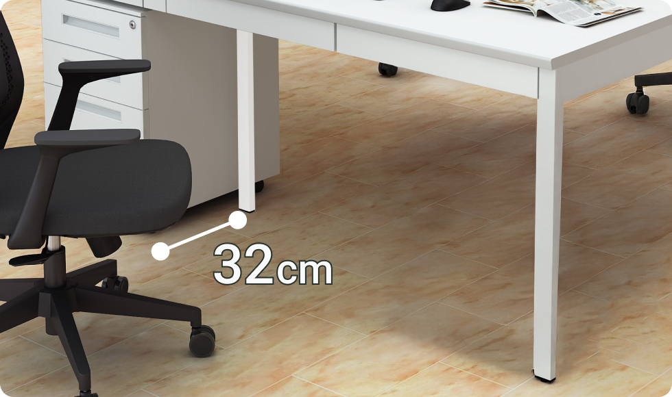 中央脚セットバックと足元スペース設計（ワゴン収納・有効高62cm）